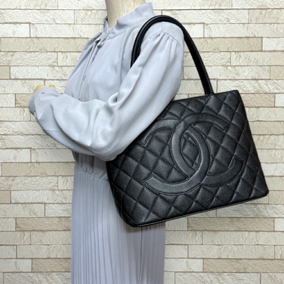 CHANEL Black Caviar Skin Tote Bag A01804  ⭐ - Picture 2 of 7